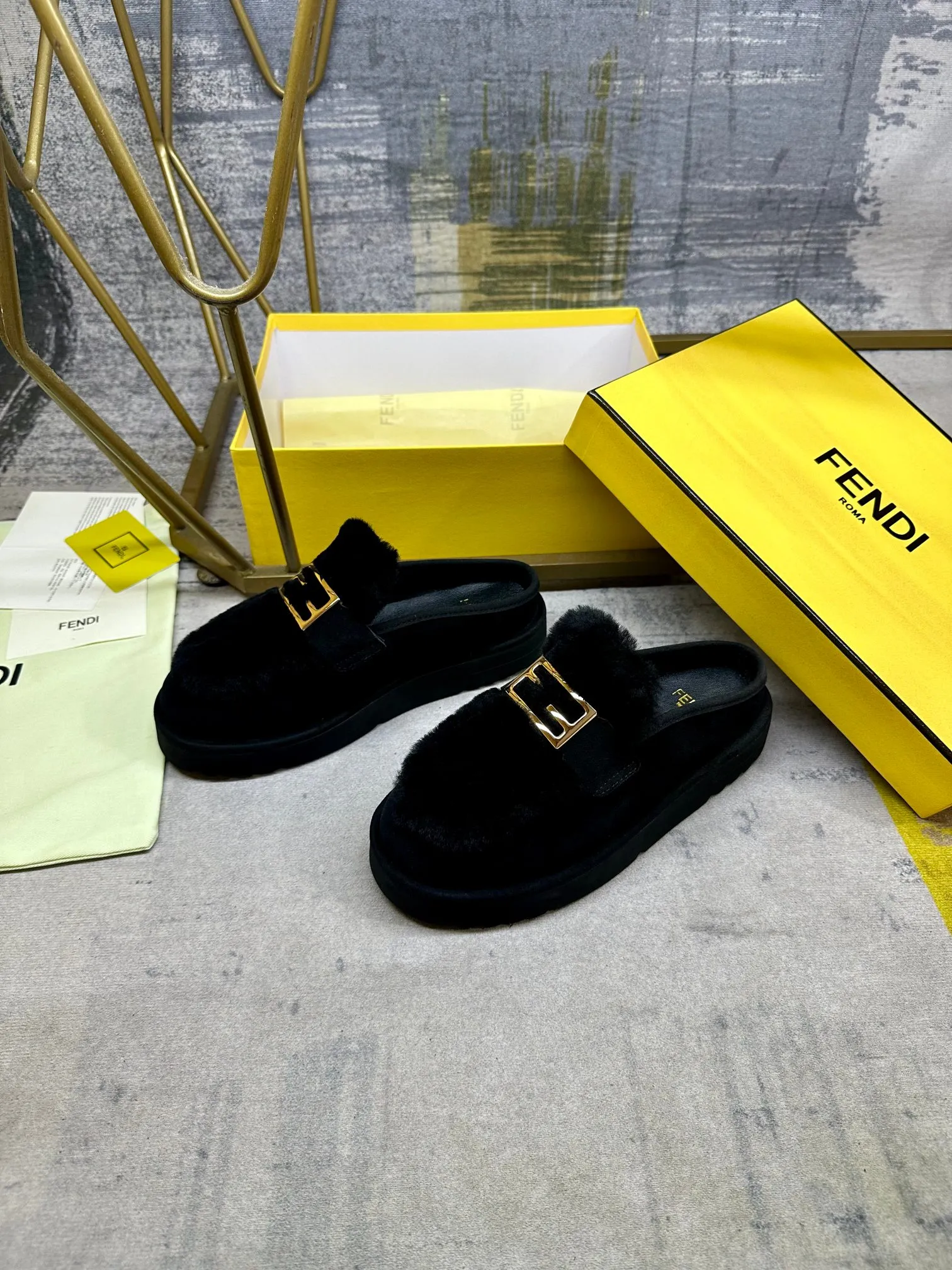 p518🐮🐮FENDI’s latest après-ski casual round-toe flat shoes. Made of black suede material, with straight fur tongue of the same color. Decorated with Baguette hardware in gold-finish metal. Thick black non-slip sole with FENDI logo on the heel, women's sizes 35-40, men's 39-45
